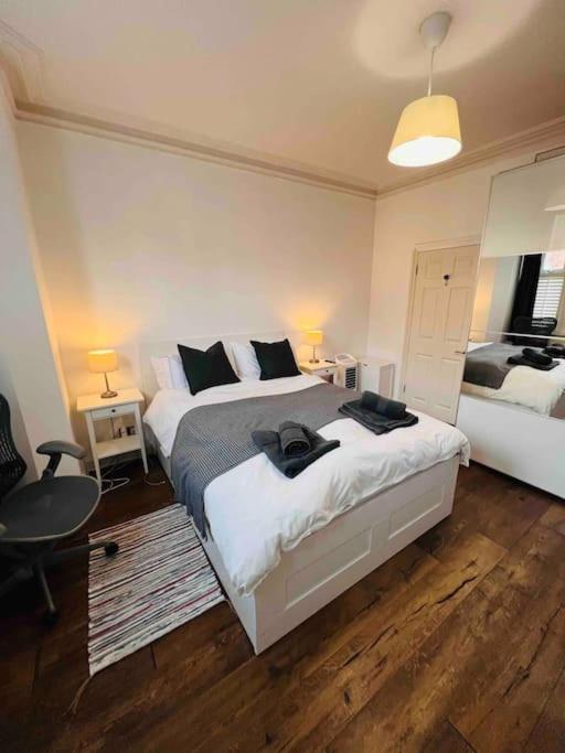 Lovely 2 Bedroom Ground Floor Flat With Garden. ลอนดอน ภายนอก รูปภาพ