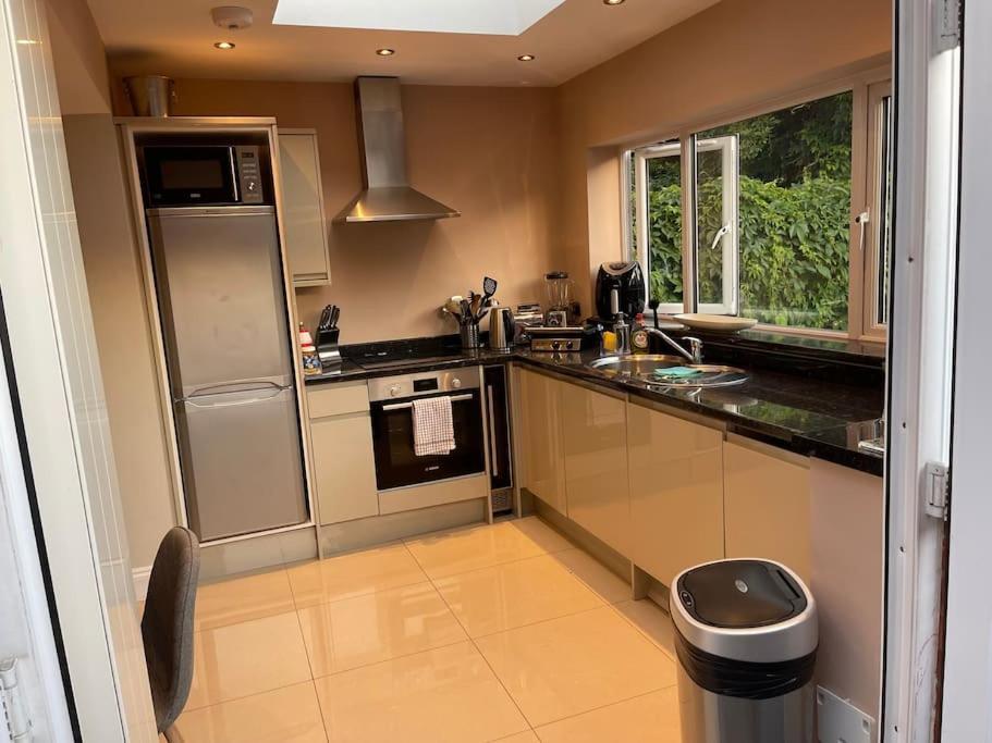 Lovely 2 Bedroom Ground Floor Flat With Garden. ลอนดอน ภายนอก รูปภาพ