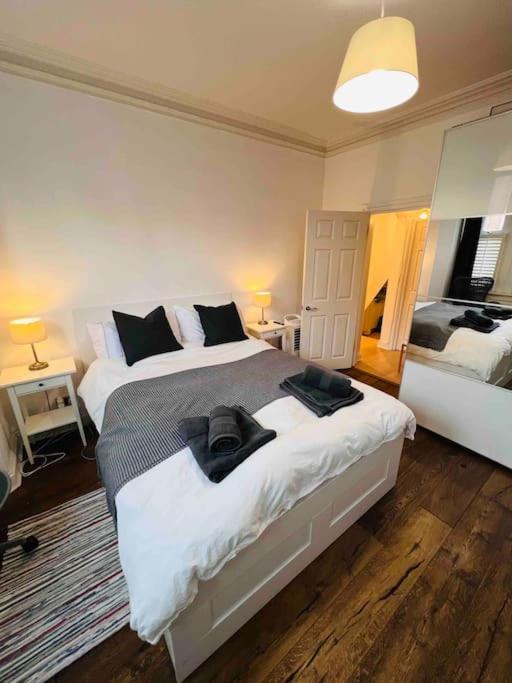 Lovely 2 Bedroom Ground Floor Flat With Garden. ลอนดอน ภายนอก รูปภาพ